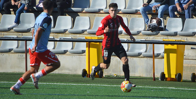 Pedro González subiendo por la banda del Manuel Polinario. Foto: Tino Navas / Salerm Puente Genil