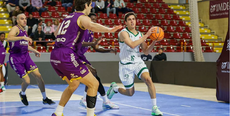 Pablo Sánchez busca una alternativa tras un ataque del Coto. Foto: Fran Pérez / Córdoba Club de Baloncesto