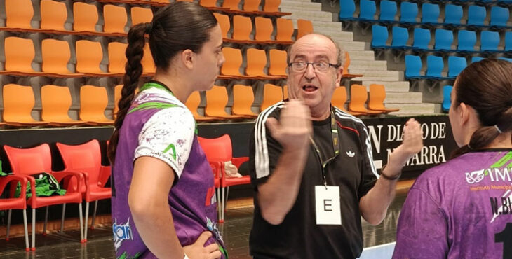 Rafa Moreno hablando a sus pupilas en un tiempo muerto. Foto: Rahi-Sepisur Córdoba