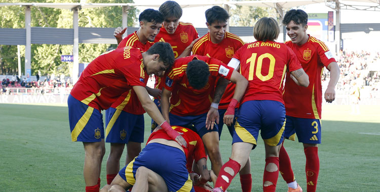 Andrés Cuenca, con el dorsal 5, durante un partido del pasado Mundial sub20