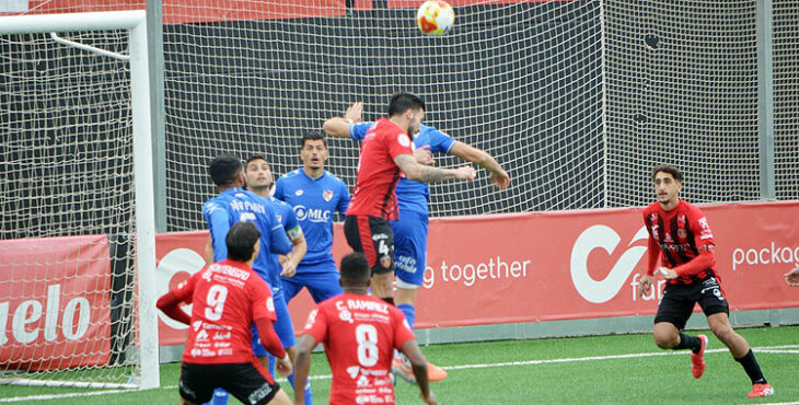 Los jugadores del equipo pontano en una acción de estrategia. Foto: Tino Navas / Salerm Puente Genil