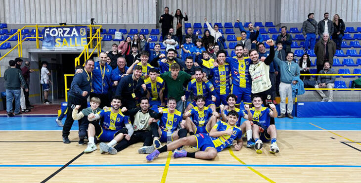 La celebración de la escuadra auriazul tras el triunfo. Foto: La Salle Balonmano