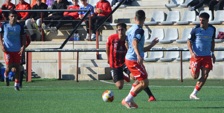 Salva Vegas en un lance del pasado encuentro contra el Almería B. Foto: Tino Navas / Salerm Puente Genil