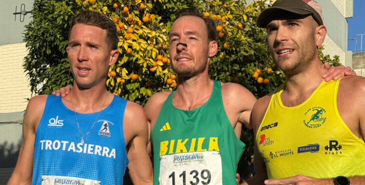 El trío masculino que hizo podio en la San Silvestre Cordobesa 2025. Foto: Club Trotasierra