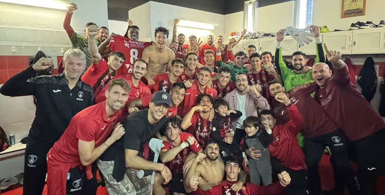 La alegría rojinegra en el vestuario tras un triunfo vital. Foto: @SalermPG