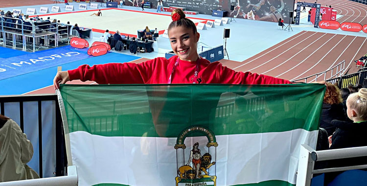 Claudia Martín posa luciendo colores andaluces. Foto: Encinarejo-Udenci