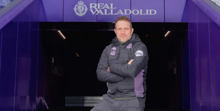 Luis García Tevenet posando en su nuevo estadio. Foto: Real Valladolid