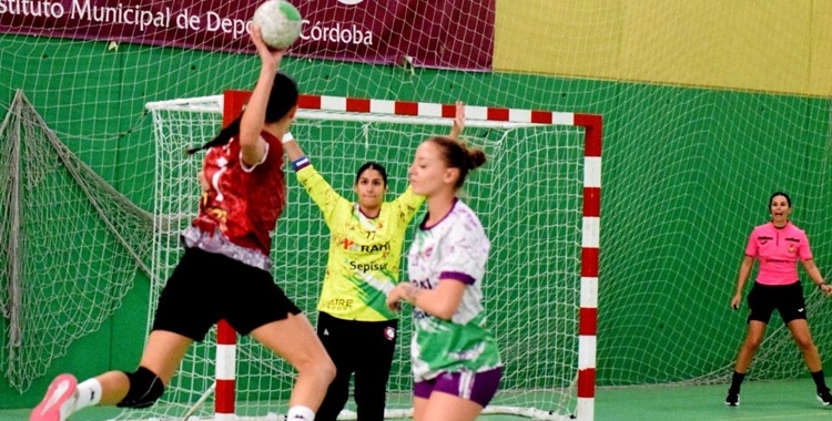 Amanda Valero se prepara para intentar parar el lanzamiento de la rival. Foto: Laclasi.es