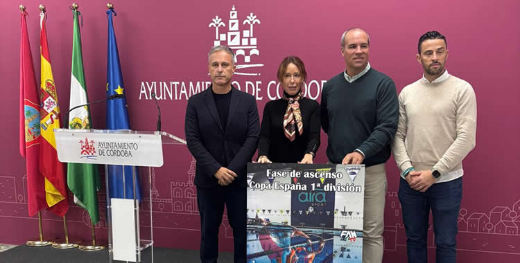 El presidente de Club NAVIAL, Manuel López Conde, posando en la presentación del evento. Foto: Club NAVIAL