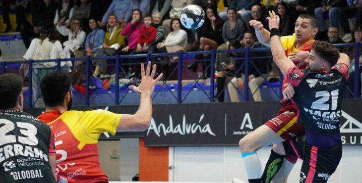 Tiago Sousa trabajando en defensa ante el Recoletas Atlético Valladolid. Foto: Estefanía Hernández / Ángel Ximénez Puente Genil