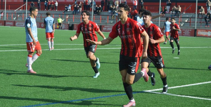El momento de la celebración de Zaca del gol del triunfo pontanés. Foto: Tino Navas / Salerm Puente Genil