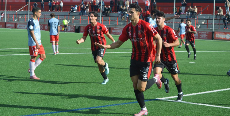 El momento de la celebración de Zaca del gol del triunfo pontanés. Foto: Tino Navas / Salerm Puente Genil