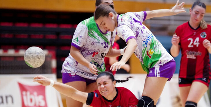 Las jugadoras del Rahi-Sepisur Córdoba defendiendo contra Zuazo. Foto: Alfredo G.L. / CBM Zuazo