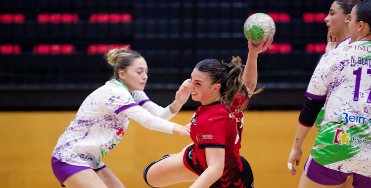 La jugadora de Rahi Sepisur Córdoba lanzando en el último partido contra Zuazo. Foto: Alfredo G.L. / CBM Zuazo