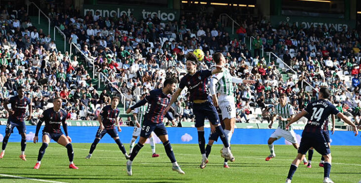 Adri Fuentes pelea por el balón ante el Eibar.