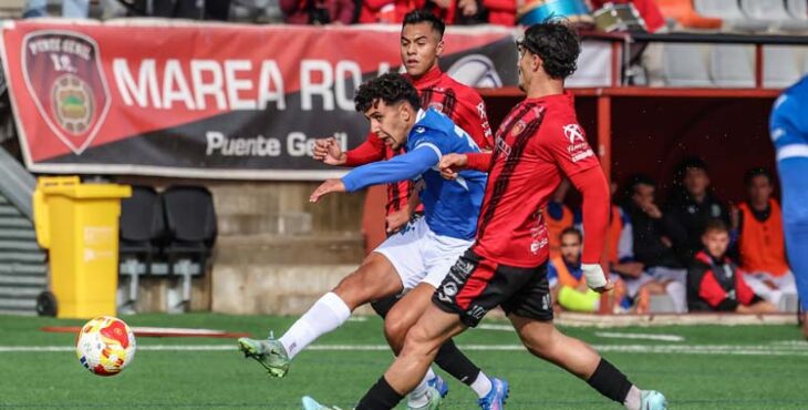 Alan Araiza y Lalo Hernández presionan a un rival.