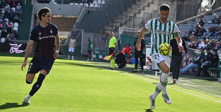 Carlos Albarrán controla el balón ante un jugador del Eibar.