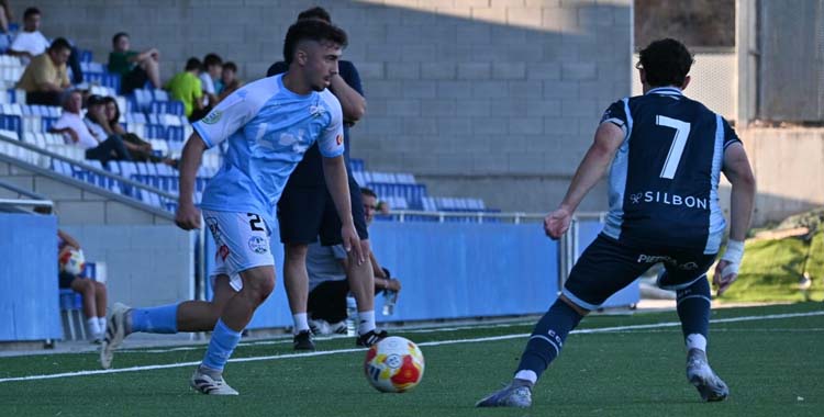 Ale Benítez en el derbi entre Ciudad de Lucena y Córdoba B.