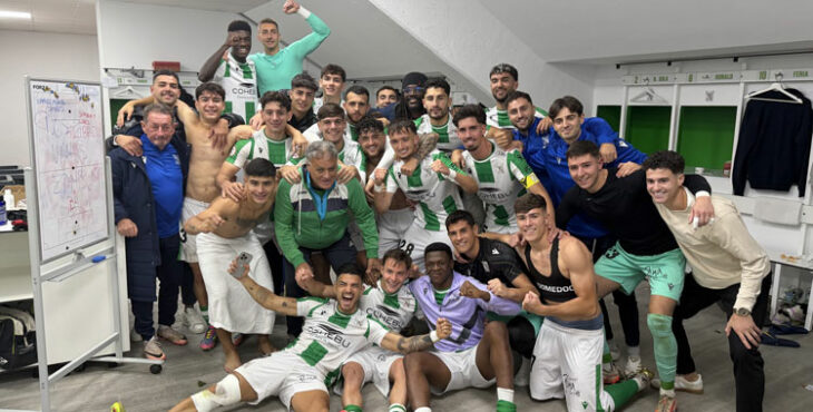 La alegría del cuadro verdiblanco tras el triunfo, con tanto de Ntji incluido. Foto: Atlético Sanluqueño CF