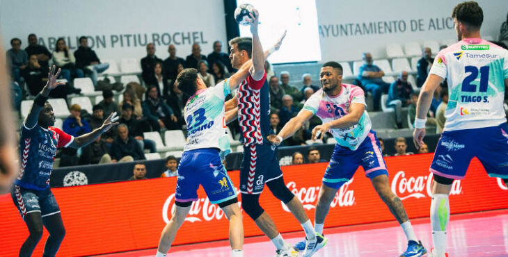 La defensa del Ángel Ximénez superada por el BM Alicante.