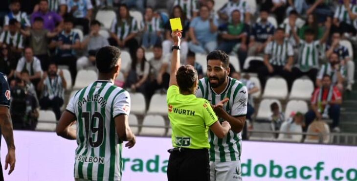 Rubén Alves ve una cartulina amarilla.