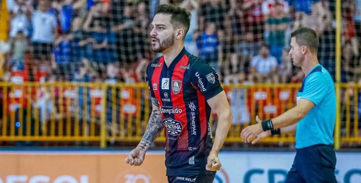 Andrei Luthke celebra un gol en Brasil.