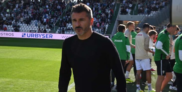 Iván Ania antes de un encuentro en El Arcángel.