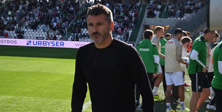 Iván Ania antes de un encuentro en El Arcángel.