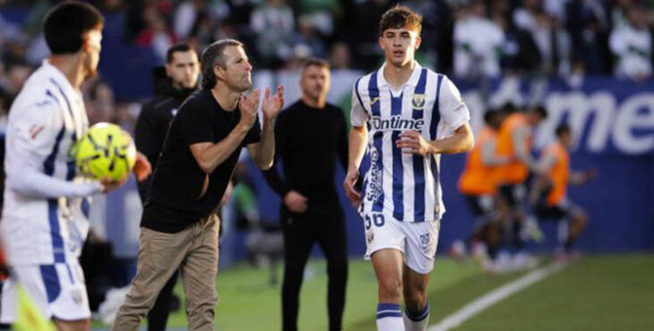 Iván Ania al fondo en Butarque con Igor Oca en primer plano.