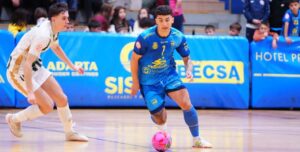 Javi Aranda presiona a un jugador del Servigroup Peñíscola.