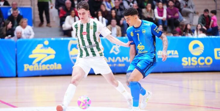 Javi Aranda corta el balón ante un rival.