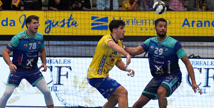 Semedo defendiendo ante un jugador del Villa de Aranda.