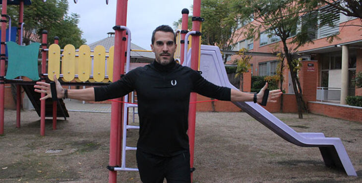 Fran León tirando de las bandas de resistencia en un test a domicilio.