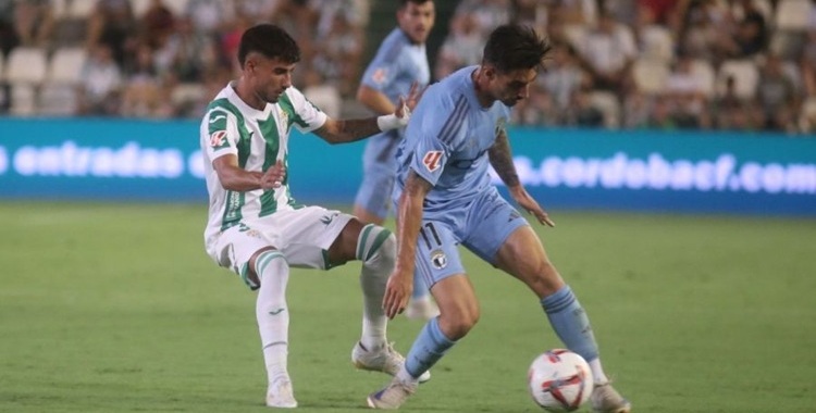 En disputa el balón en el Córdoba - Burgos de la temporada pasada. Foto: LaLiga