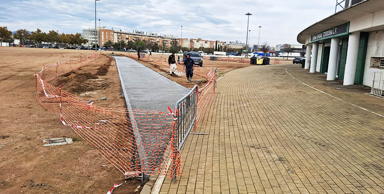 Los primeros caminos de cemento sobre el albero de El Arenal empieza a atisbarse para acceder a El Arcángel.