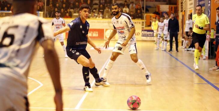 Carlos Gómez pugna por el balón en Noia.