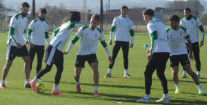 Christian Carracedo a la derecha del rondo tras pasar el balón a Adilson.