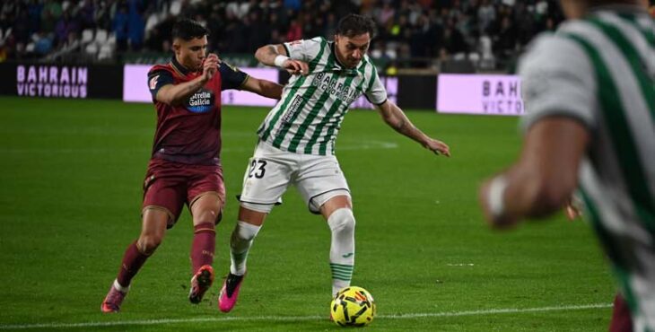 Carracedo se zafa de la presión de un rival.