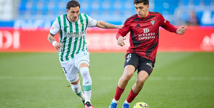 Carracedo presiona a un jugador del Mirandés. Foto: LaLiga Hypermotion