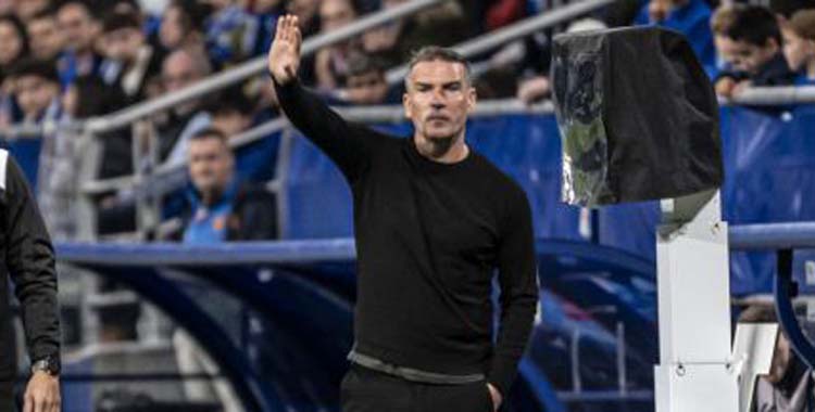 Luis Miguel Carrión en la banda del Carlos Tartiere.