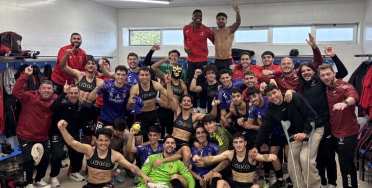 Los jugadores rojillos celebran su triunfo en Estepona.