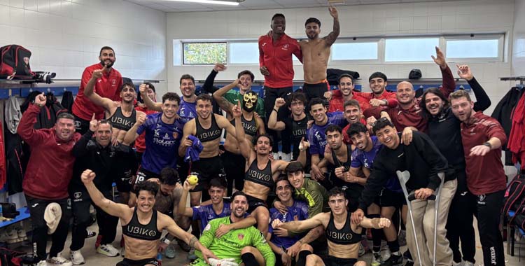 Los jugadores rojillos celebran su triunfo en Estepona.