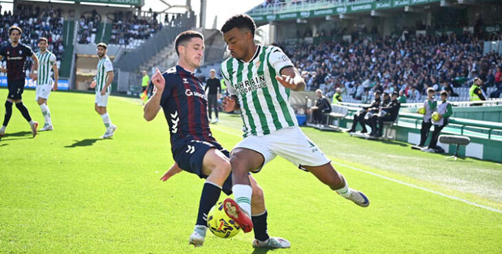 Dalisson intentando la ruptura ante la cerrada defensa armera. Autora: Natalia Román