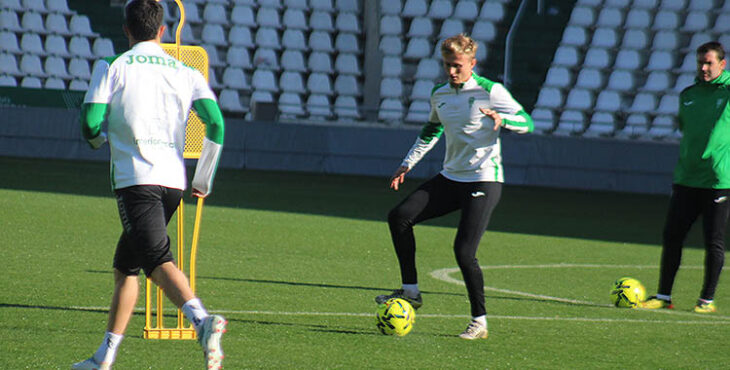 El lateral derecho catalán Dani García entrenando con el primer equipo en El Arcángel.