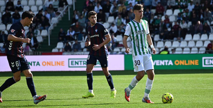Dani Requena con el balón por delante de dos jugadores del Eibar. Autora: Natalia Román.