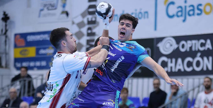 Dani Serrano armando su brazo ante un jugador del BM Logroño.