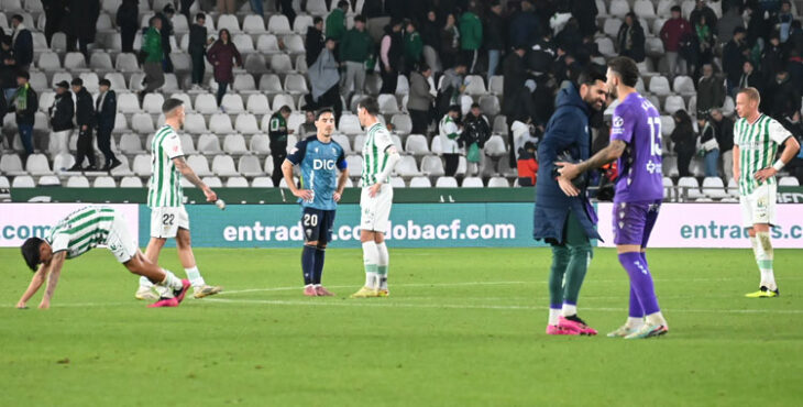 La decepción del Córdoba al final del duelo frente al Cádiz. Autora: Natalia Román