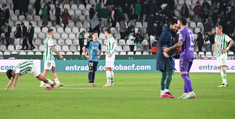 La decepción del Córdoba al final del duelo frente al Cádiz. Autora: Natalia Román