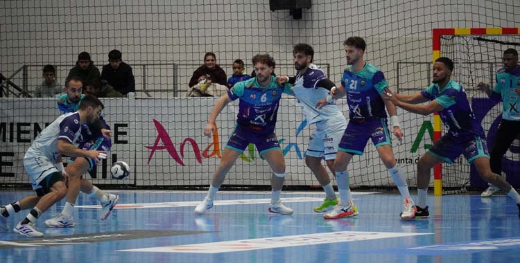 Acción defensiva del Ximénez en su último partido.