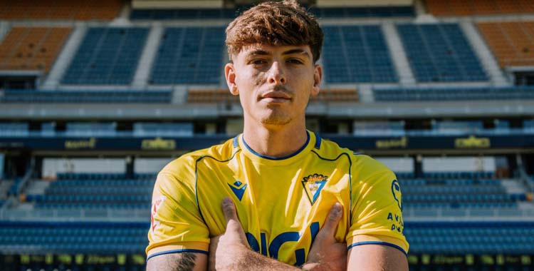 Jerónimo Dómina posa con la camiseta del Cádiz.